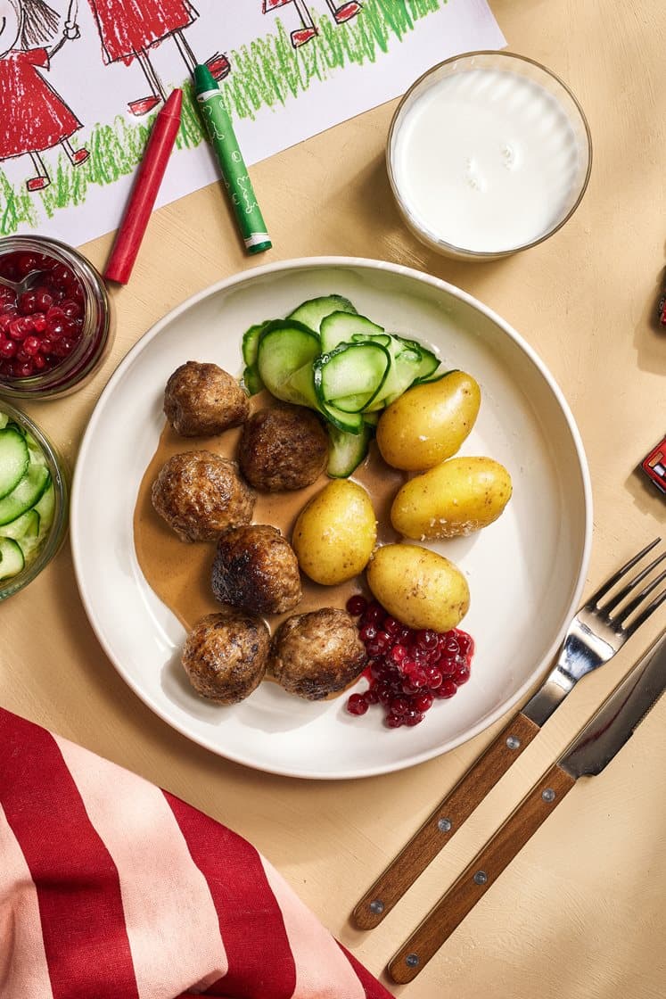 Klassiska köttbullar med gräddsås, pressgurka och rårörda lingon