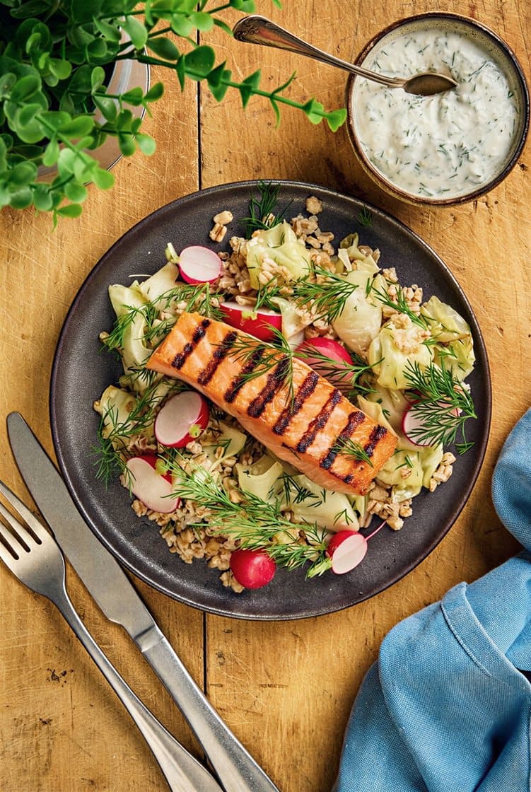 Grillad lax med ljummen matvetesallad och dill- och parmesansås