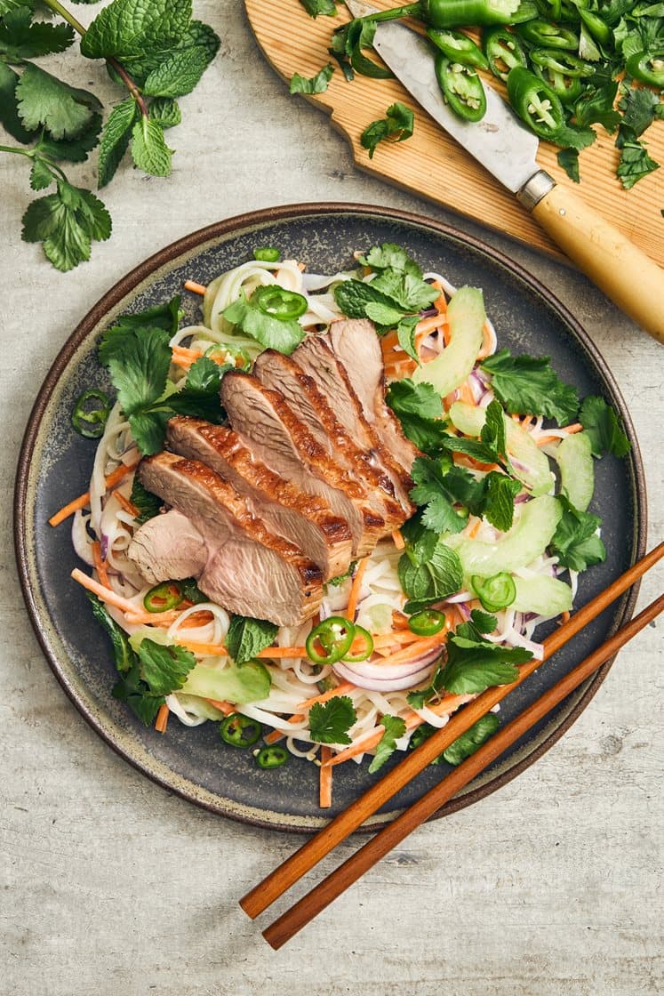 Krämig risnudelsallad med kalkonlårstek, kokosdressing, mynta och koriander
