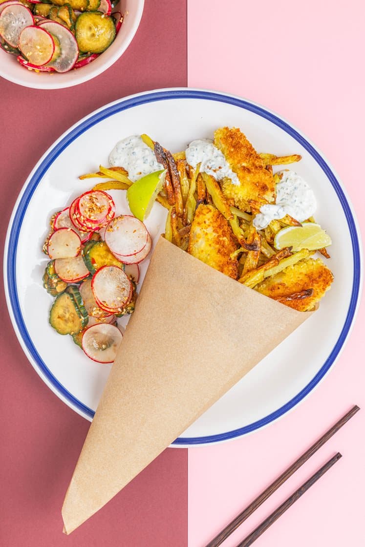 Pankopanerad fish and chips med tartarsås och japansk sunomono-sallad
