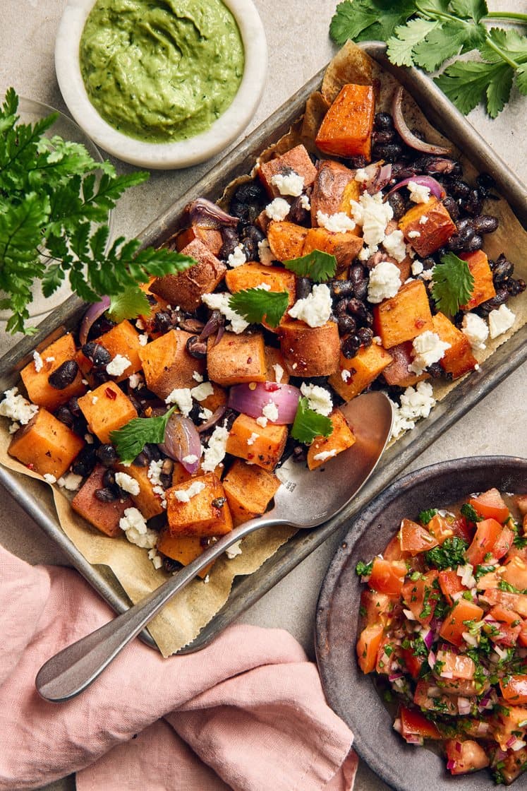 Latinamerikansk sötpotatisplåt med avokadodressing
