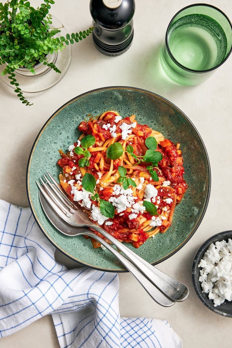 Vegobolognese med soltorkade tomater och fetaost