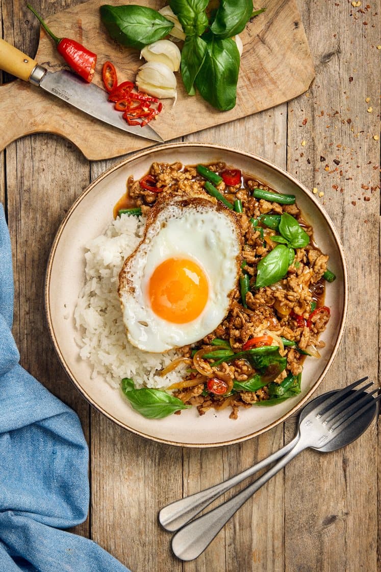 Pad kra pao - wokad fläskfärs med chili, vitlök, basilika och stekt ägg