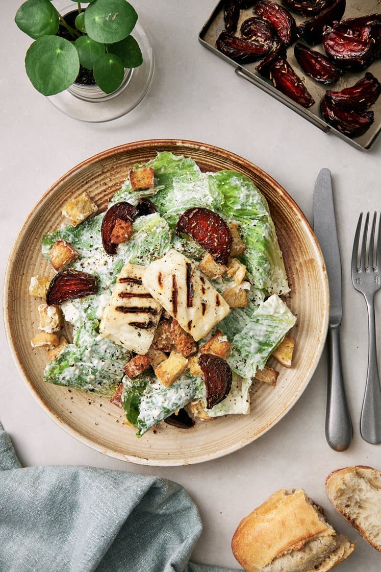 Caesarsallad med parmesan, grillad halloumi och rosmarinrostade rödbetor