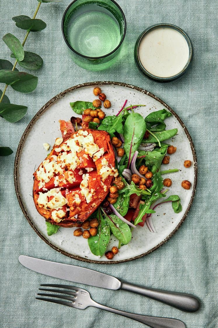 Ugnsrostad sötpotatis och kikärtor med getost och cashewnötter