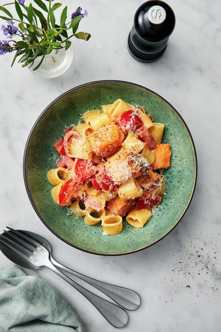 Laxpasta med tomat, parmesan och crème fraiche