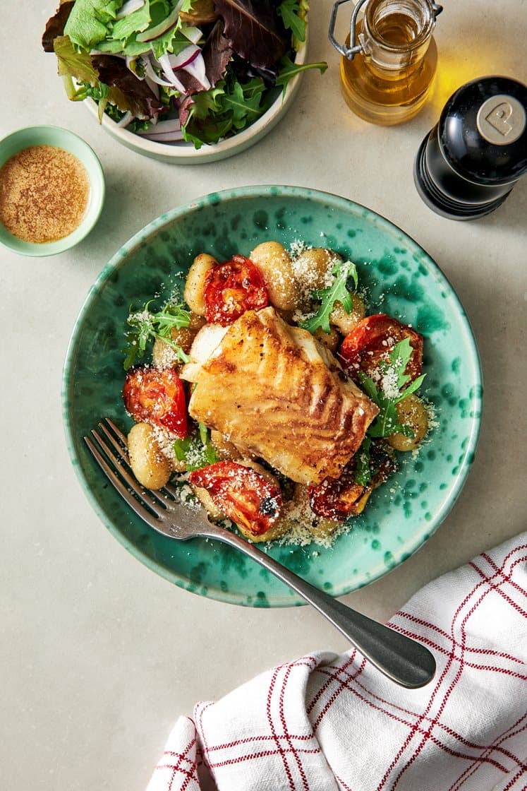 Halstrad torsk med brynt smörvinaigrette, parmesan och bakade tomater