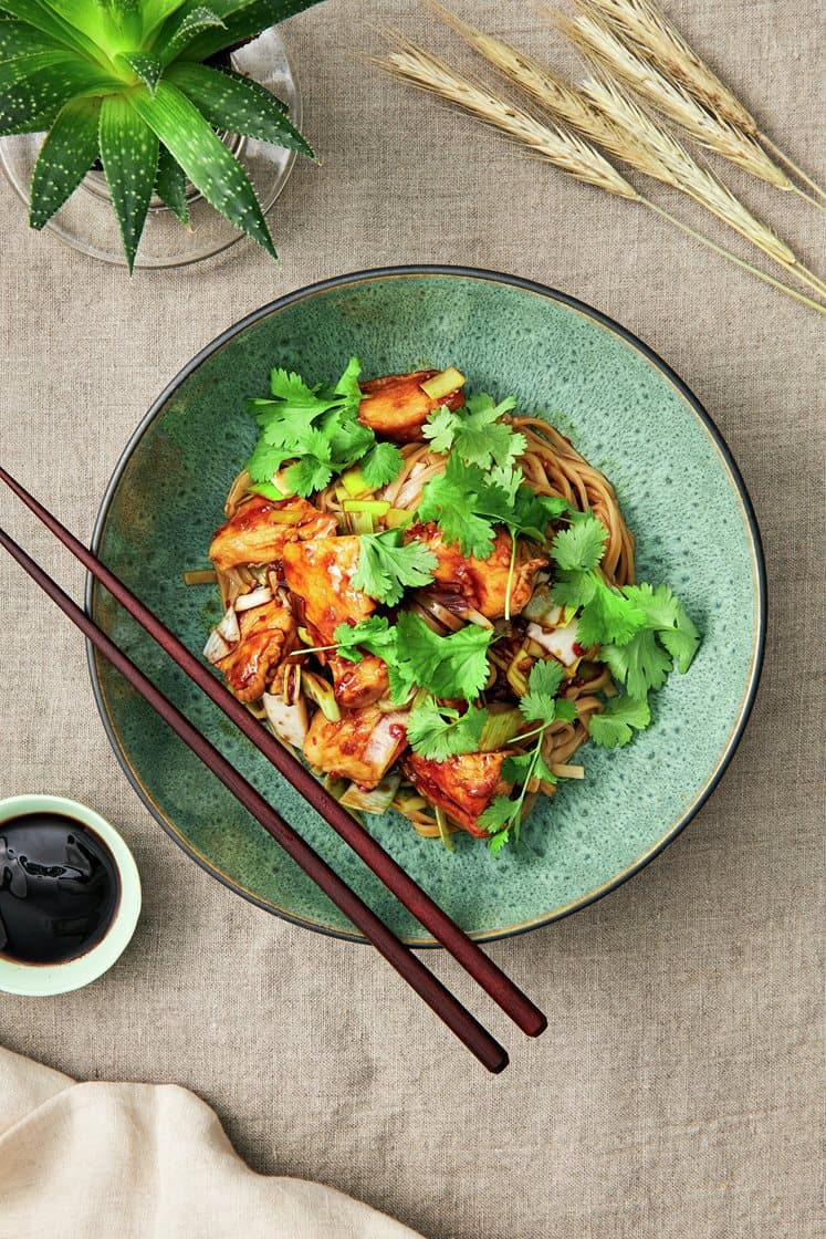 Pad kee mao Wokade nudlar med kyckling, chili, koriander och