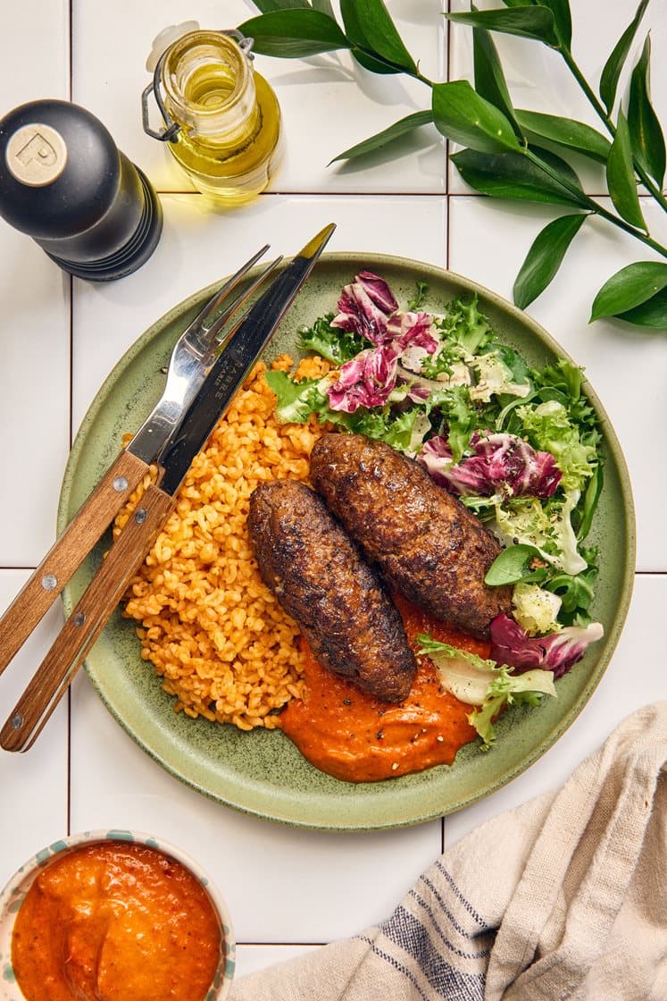 Köfte med tomatbulgur och rostad paprikasås