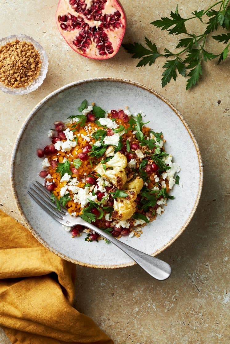 Bulgurpilaff med blomkål, getost och hasselnötsdukkah