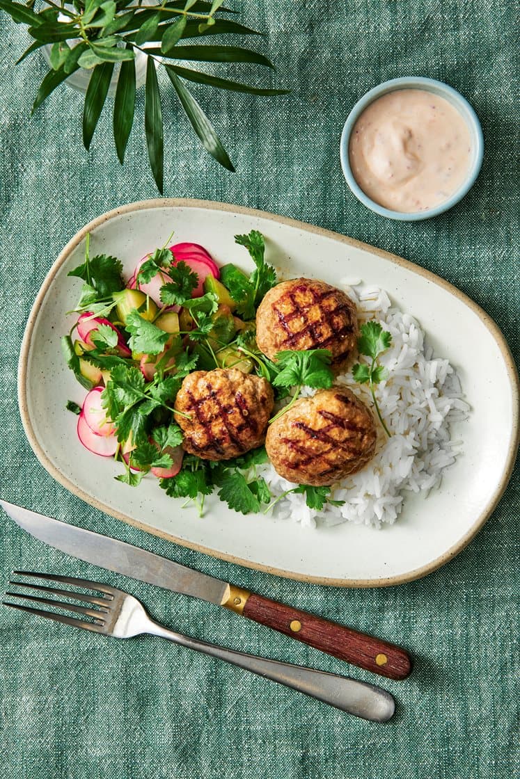 Fläskfärsbiffar med sambalyoghurt och syrlig sallad