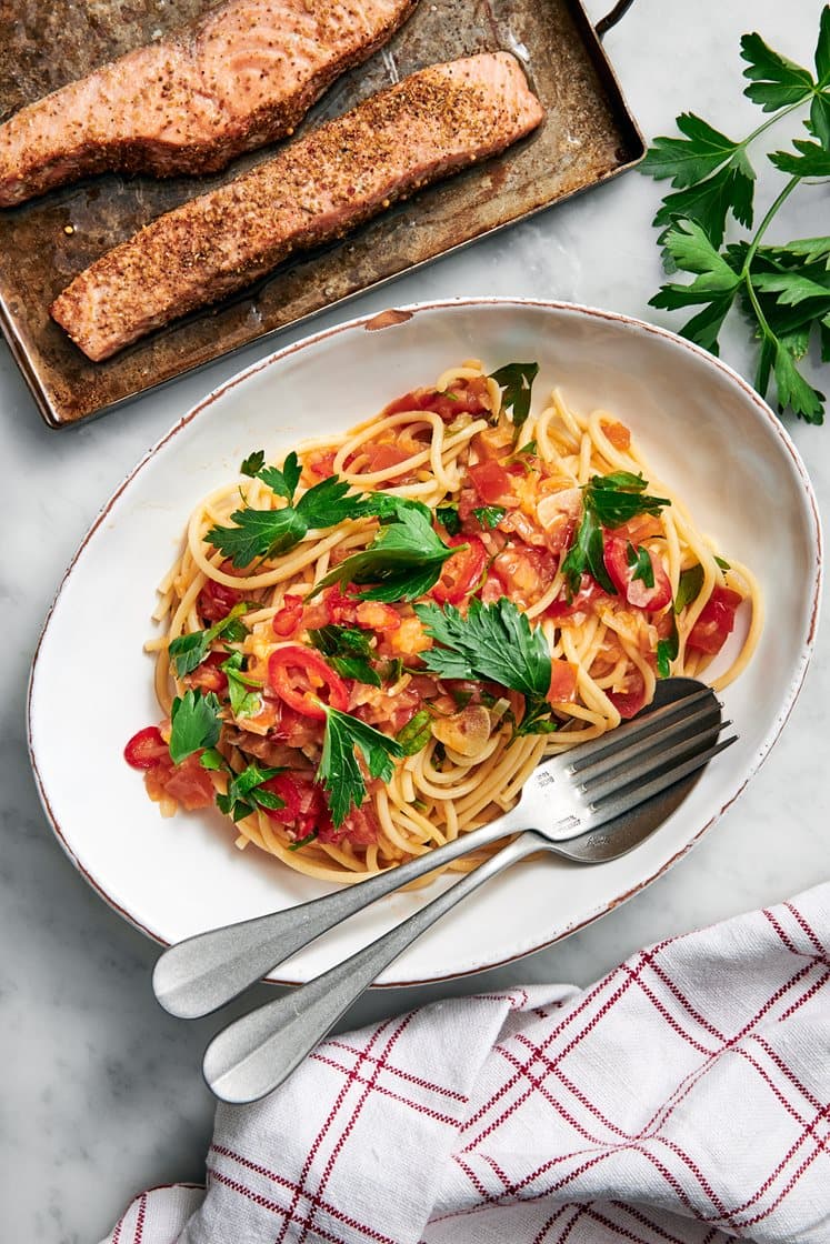 Peppar- och fänkålsbakad lax med chili- och persiljepasta