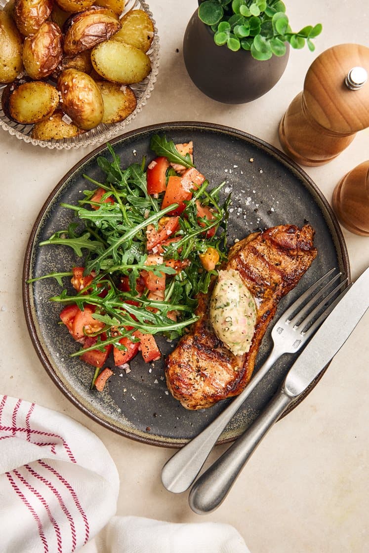 Grillad fläskkotlett med bearnaisesmör och tomatsallad