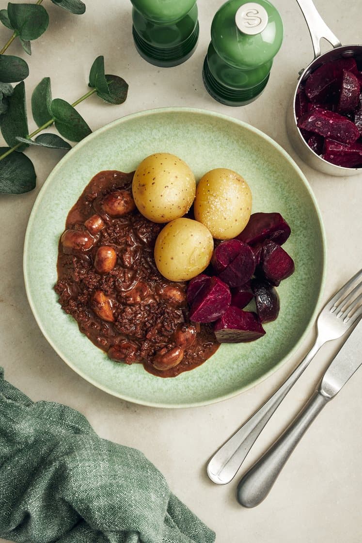 Gräddig nötfärsgryta med champinjoner och rödbetor