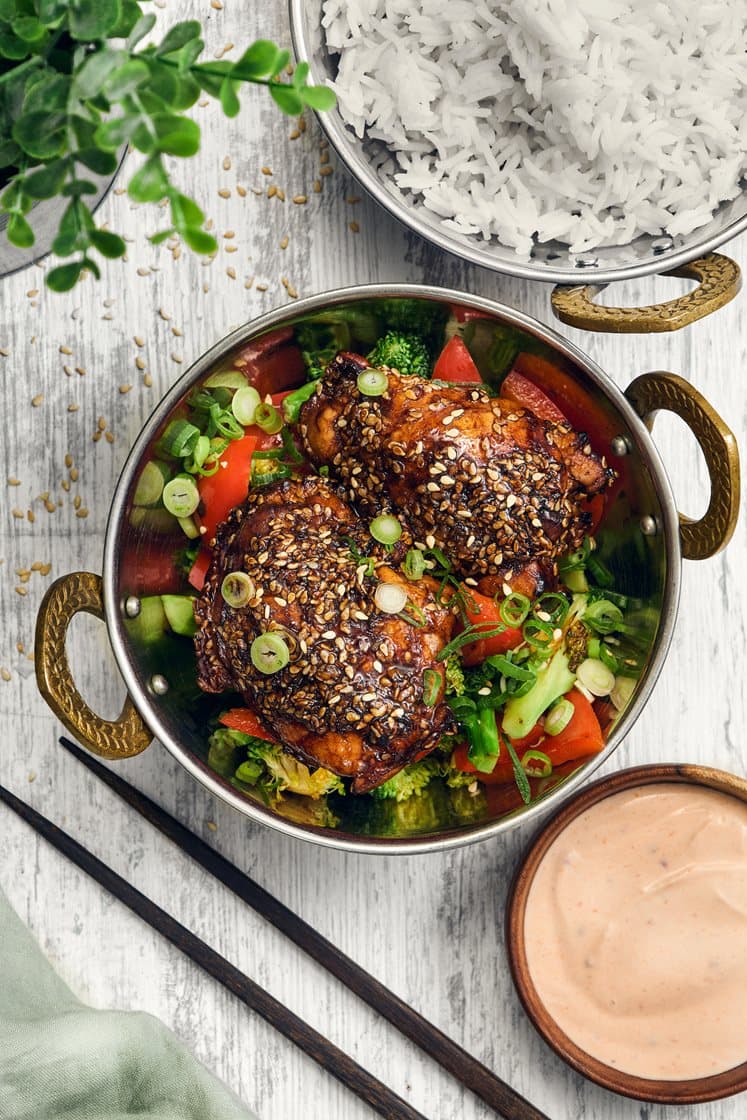 Kycklinglårfilé med sesamfrö, salladslök och srirachayoghurt