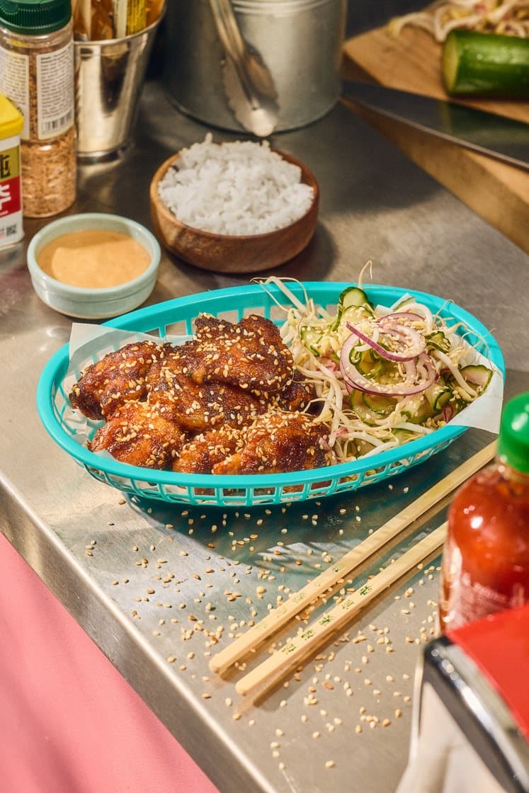Korean chicken med soja- och srirachamajonäs och ingefärspicklad gurksallad