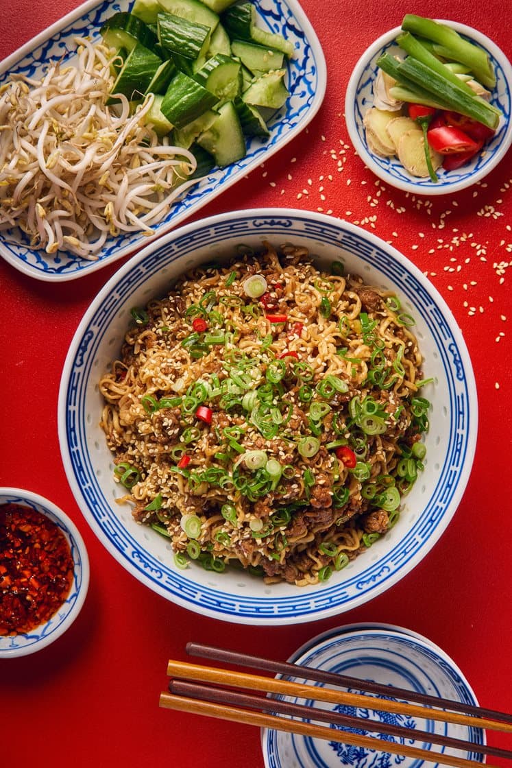 Zhajiangmian – Nudelwok med fläskfärs, chili, vitlök, ingefära och böngroddar 