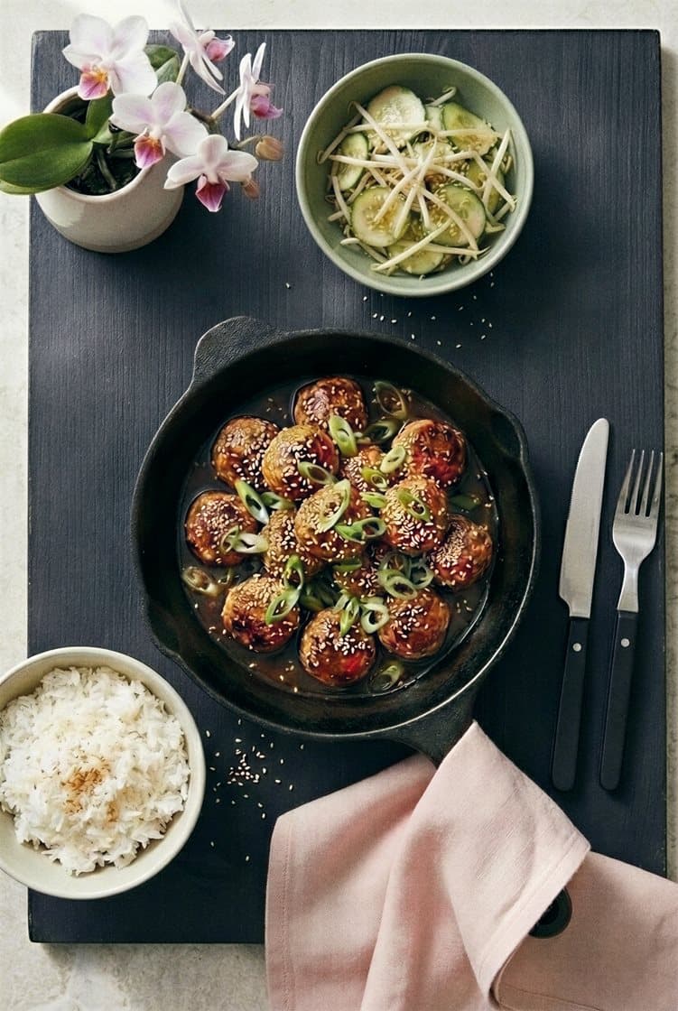 Asiatiska färsbollar med misodressad gurksallad och jasminris