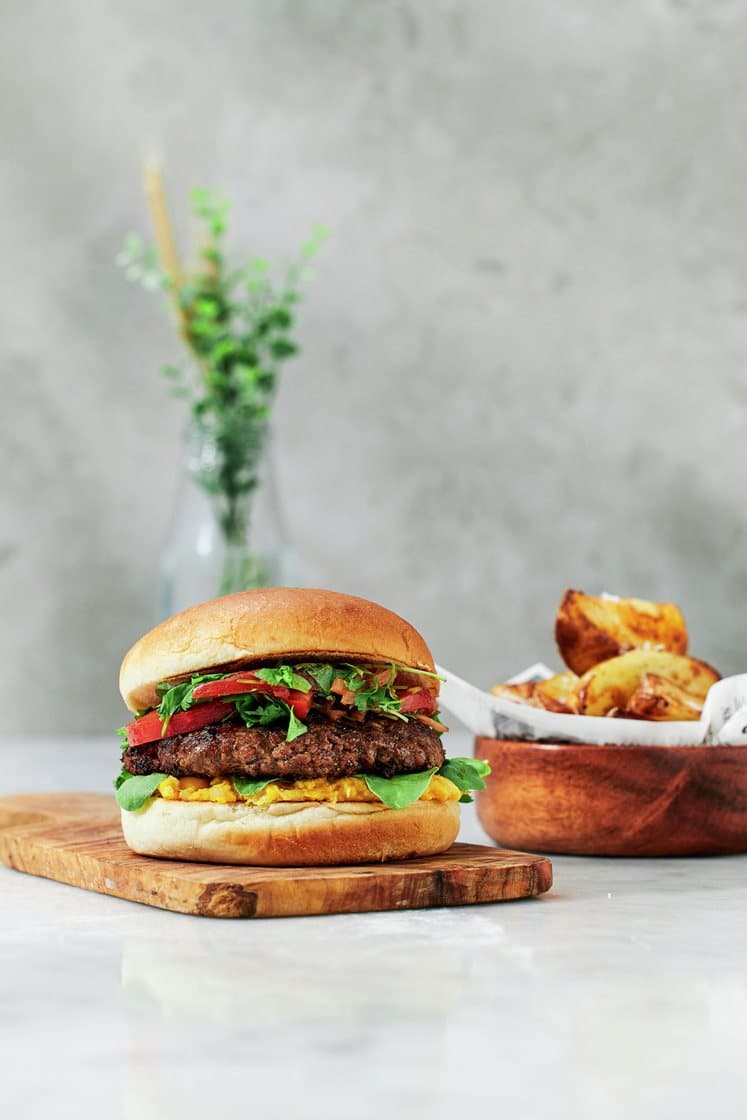 Hamburgare med tomatsallad, majskräm och rostad klyftpotatis