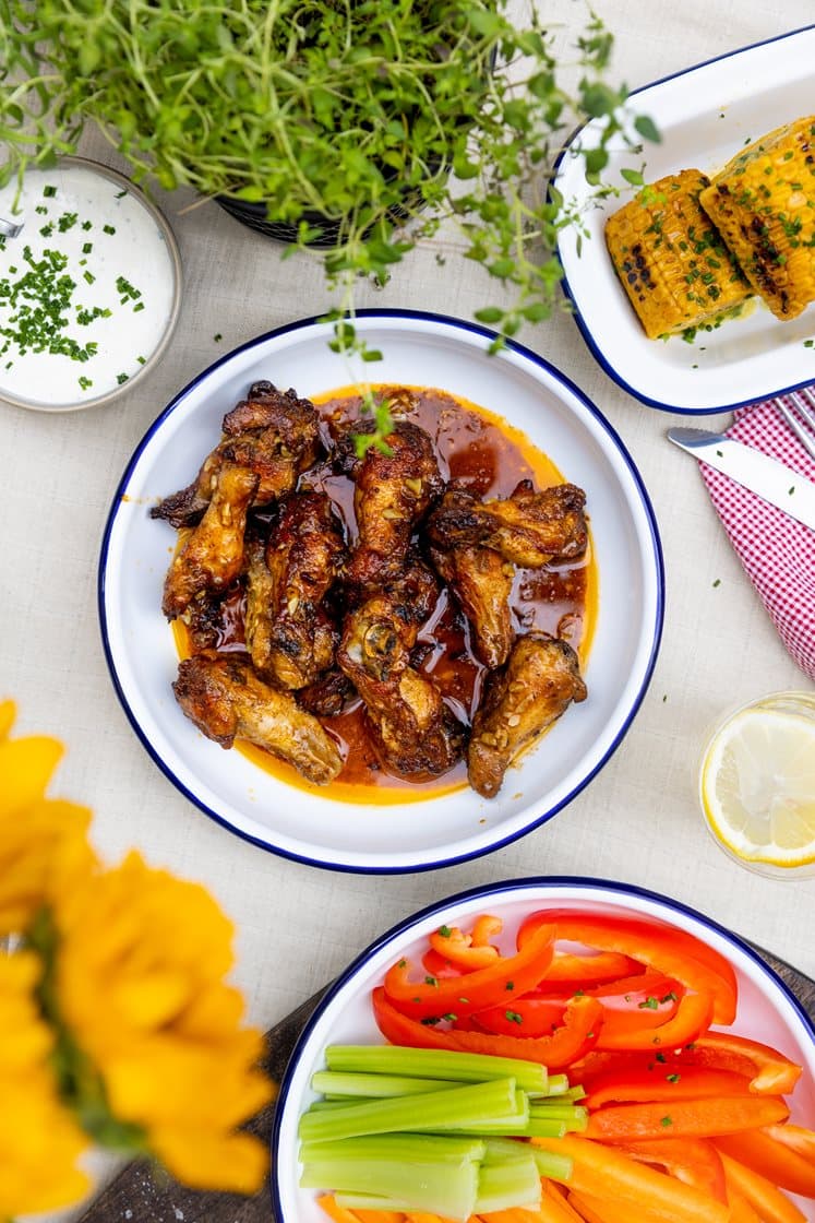 Chicken drumsticks med majskolv, gräslöksdressing och grönsaksstavar