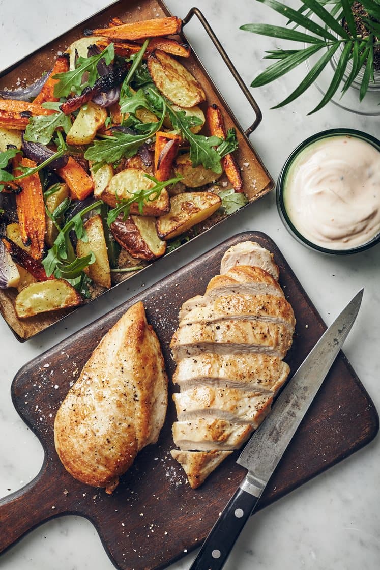 Kyckling med rostade rotfrukter och mild chilisås