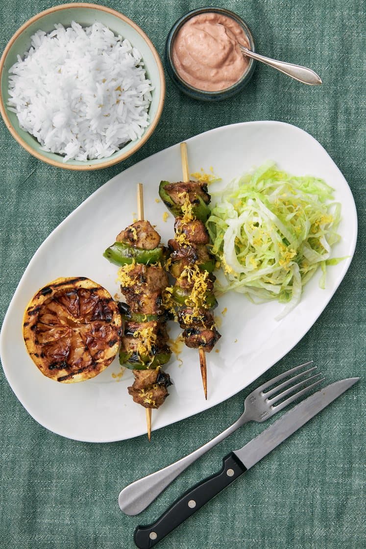 Grillad souvlaki på fläskkotlett med paprika, kebabsås och citron