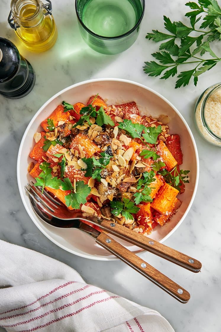 Mezze maniche med rostad paprikasås, parmesan, mandel och vitlöksstekt aubergine