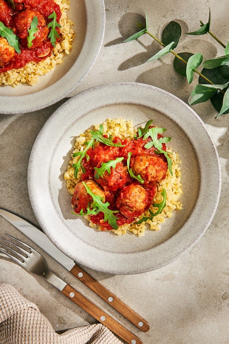 Fläskfrikadeller i tomatsås med färsk salvia och bulgur