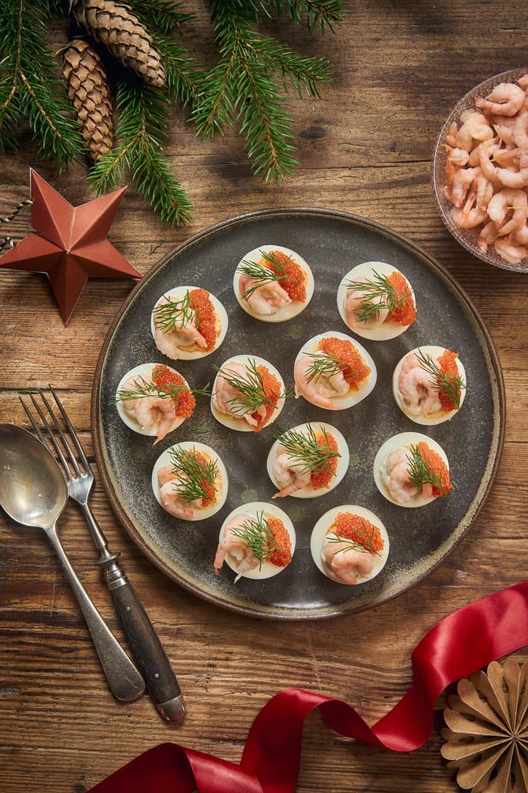 Ägghalvor med skagenröra och gravad lax med hovmästarsås