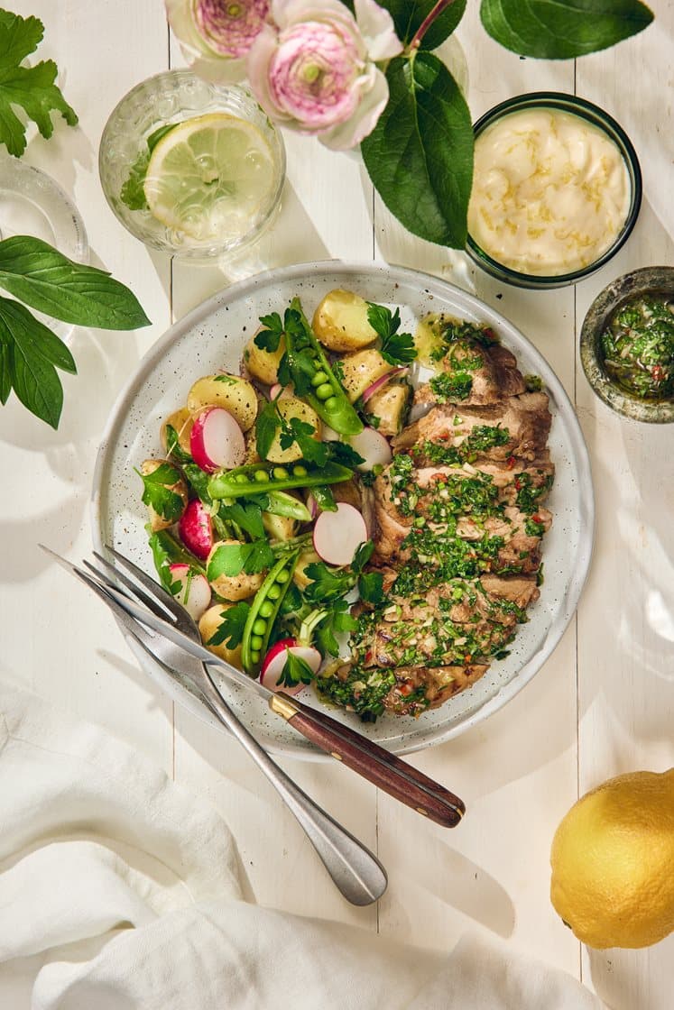 Grillad fläskkarrè med chimichurri, potatissallad och citronaioli