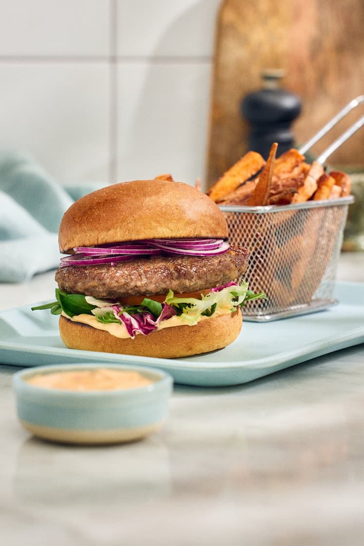 Grillad hamburgare med sötpotatispommes och chilimajonnäs