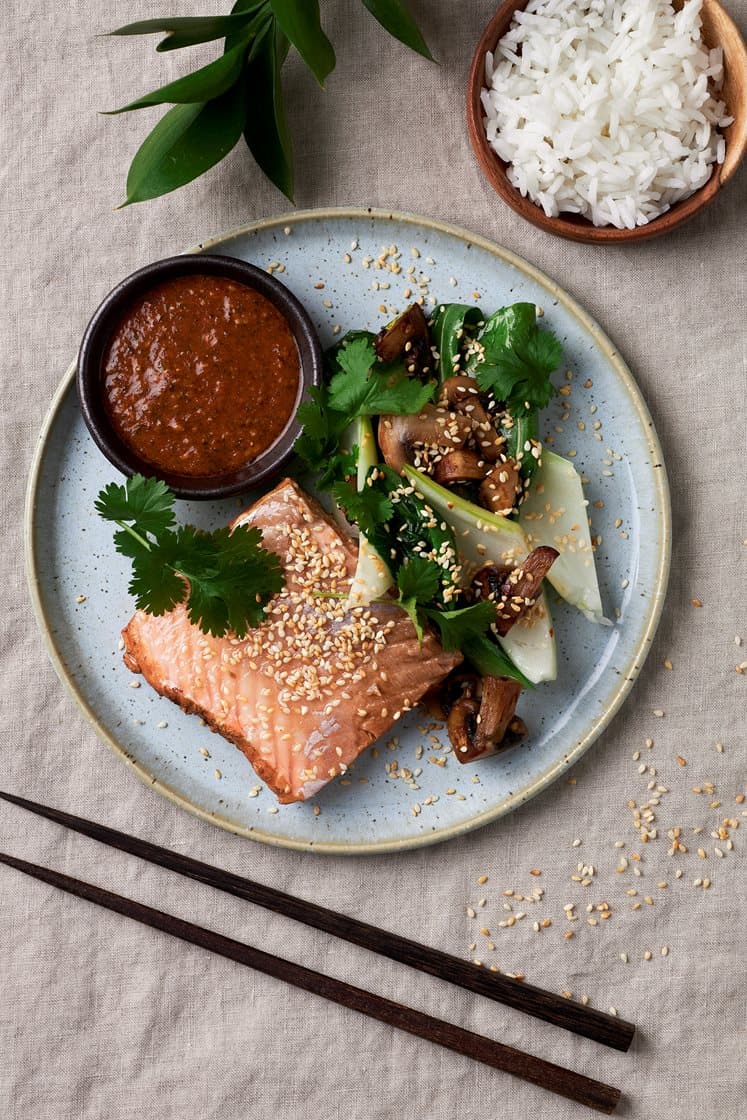 Sojainkokt lax med chilistekt pak choy, svamp och sesamdressing