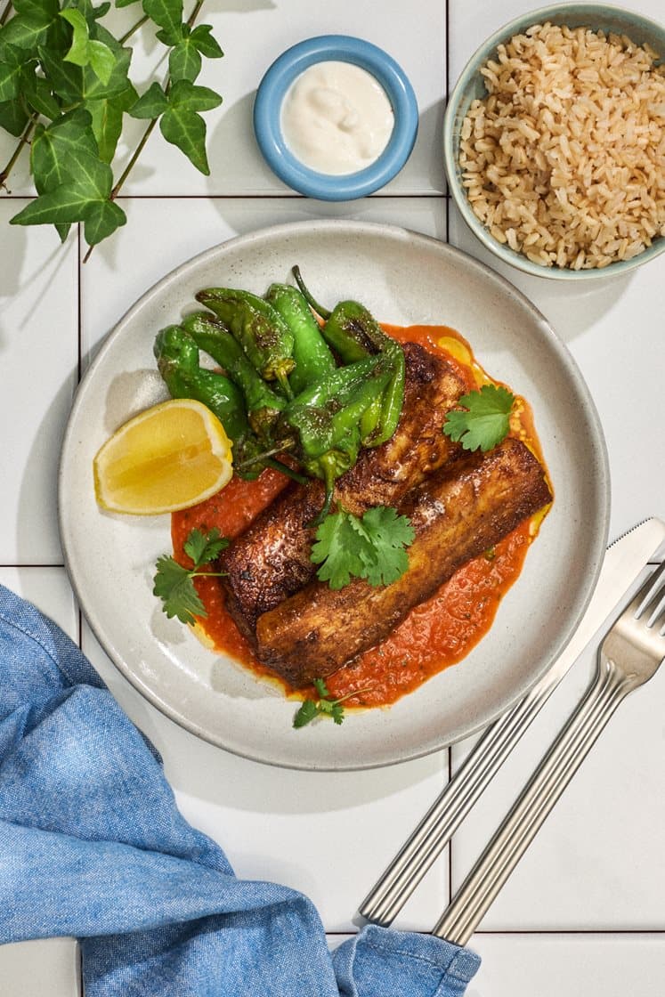 Kryddstekt alaska pollock med tomat- och ingefärssås, koriander, citron och pimientos de padrón