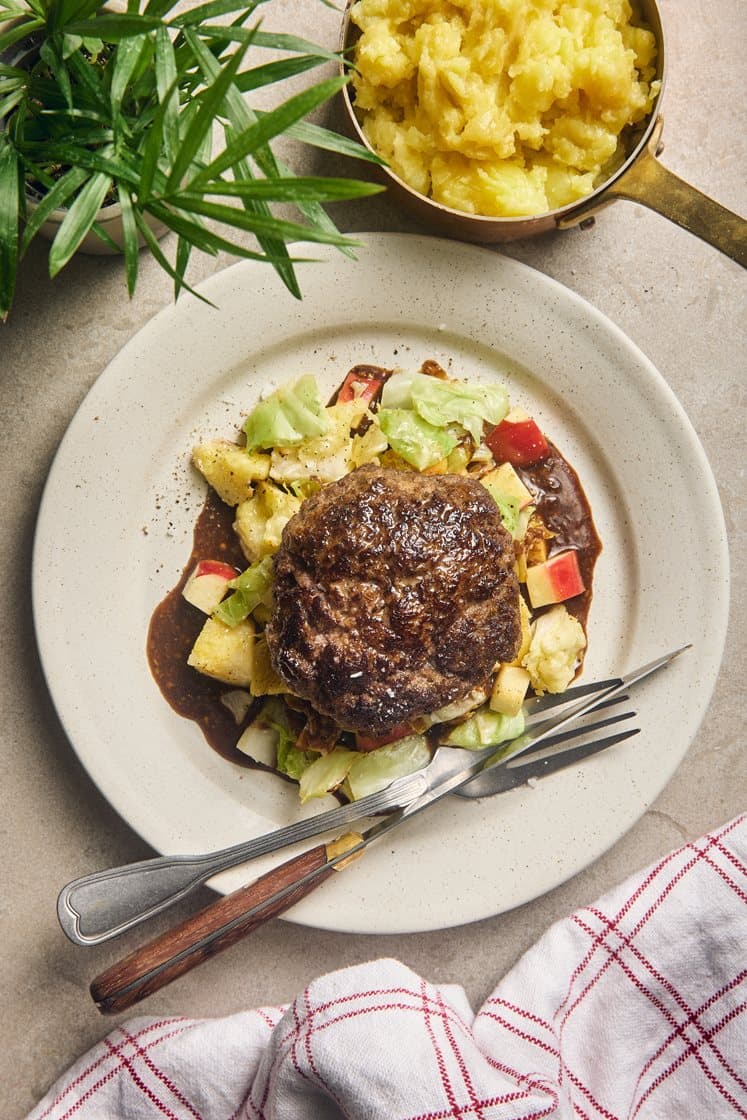 Timjankryddade färsbiffar med fänkålssky, smörstekt äpple och spetskål