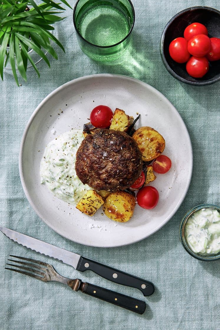 Färsbiffar med rosmarin och tzatziki