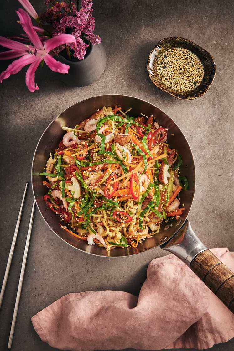 Japchae - sojamarinerade äggnudlar med grönsaker, sesamfrön och räkor