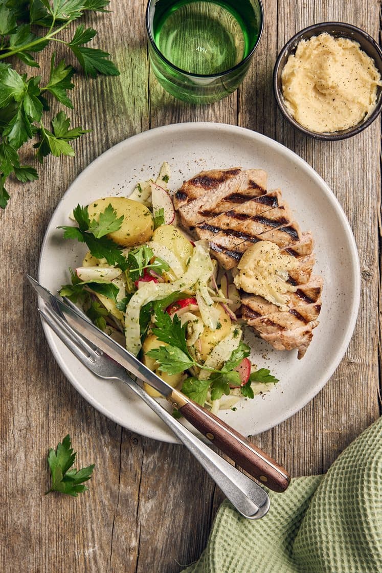 Grillad fläskkotlett med gremolatadressad potatissallad och parmesansmör