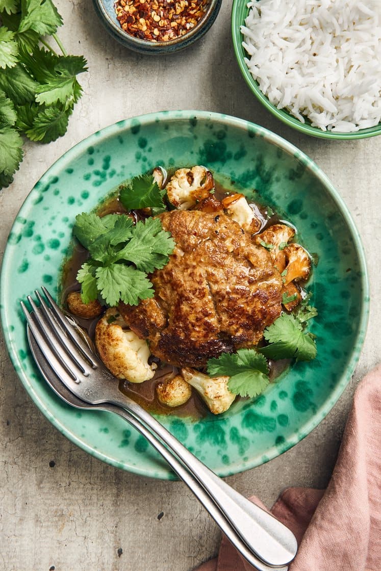 Asiatiska fläskfärsbiffar med röd curry, sojastekt blomkål och koriander