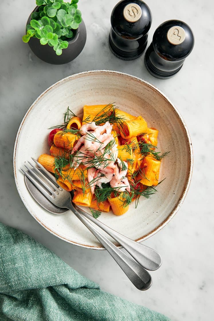 Räkpasta med curry och dill