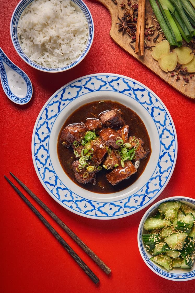 Kinesiskt rödbräserat fläsk med ingefära, five spice och smashad gurka 