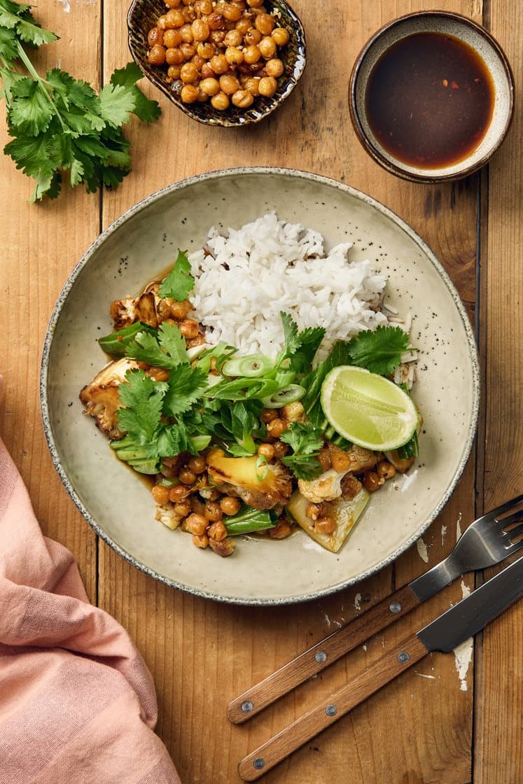 Misostekt blomkål med sesamrostade kikärtor, koriander, lime och jasminris