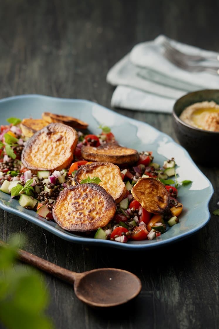 Rostad sötpotatis med linstabbouleh och hummus