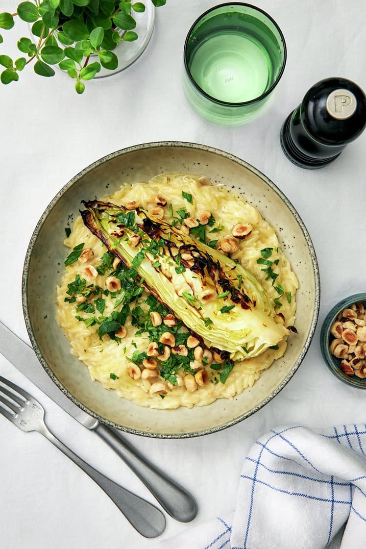 Rostad spetskål med krämig citronrisoni och hasselnötter 