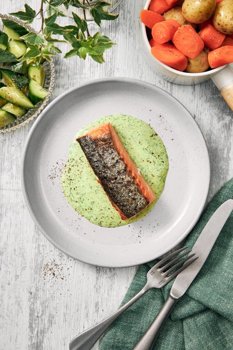 Stekt lax med grön dillsås och potatis