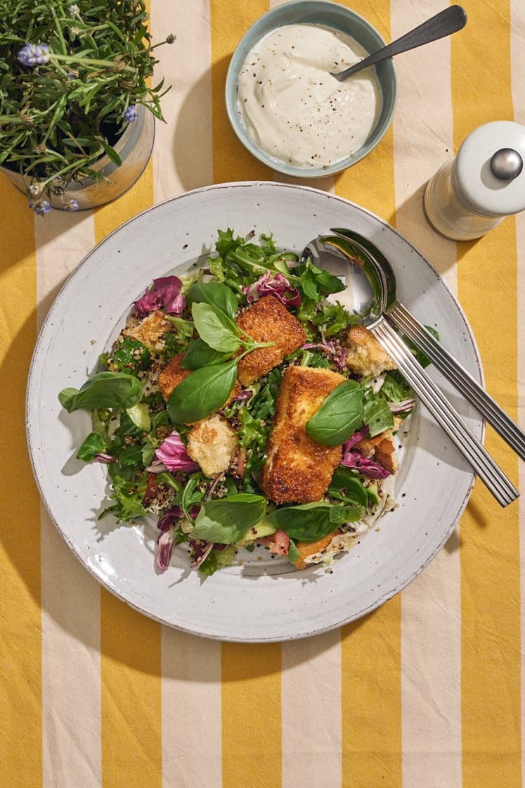 Sommarsallad med panerad fetaost, quinoa, krutonger och basilika