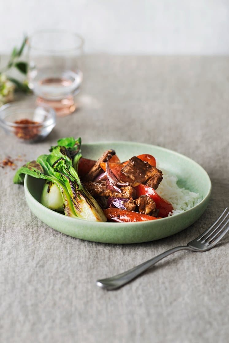 Wok med fläskkotlett, stekt pak choy och jasminris