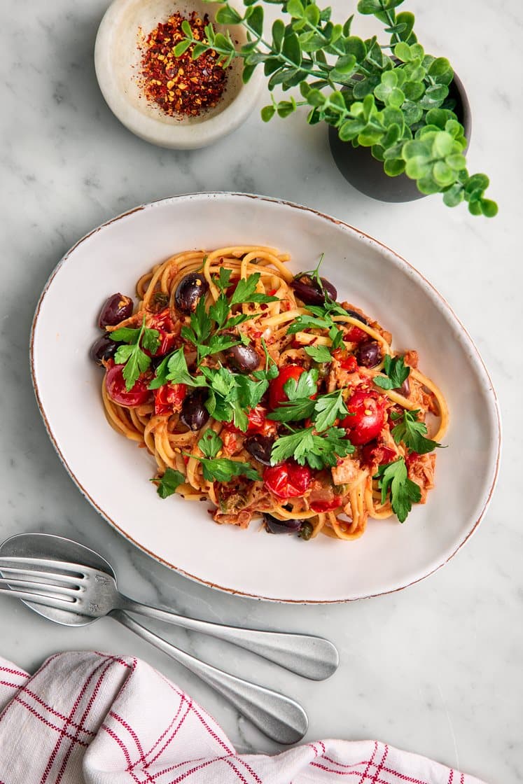 Linguine alla puttanesca med tonfisk, kapris, oliver och persilja
