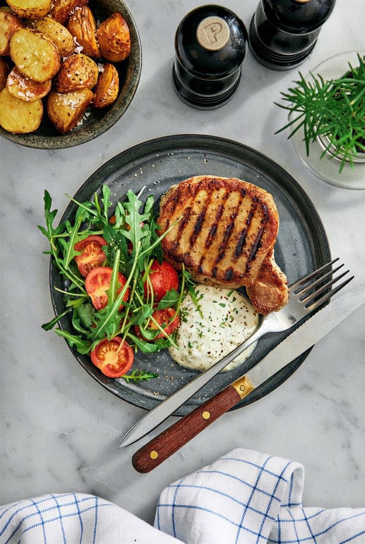 Grillad fläskkotletter med kall dragonsås och rostad potatis