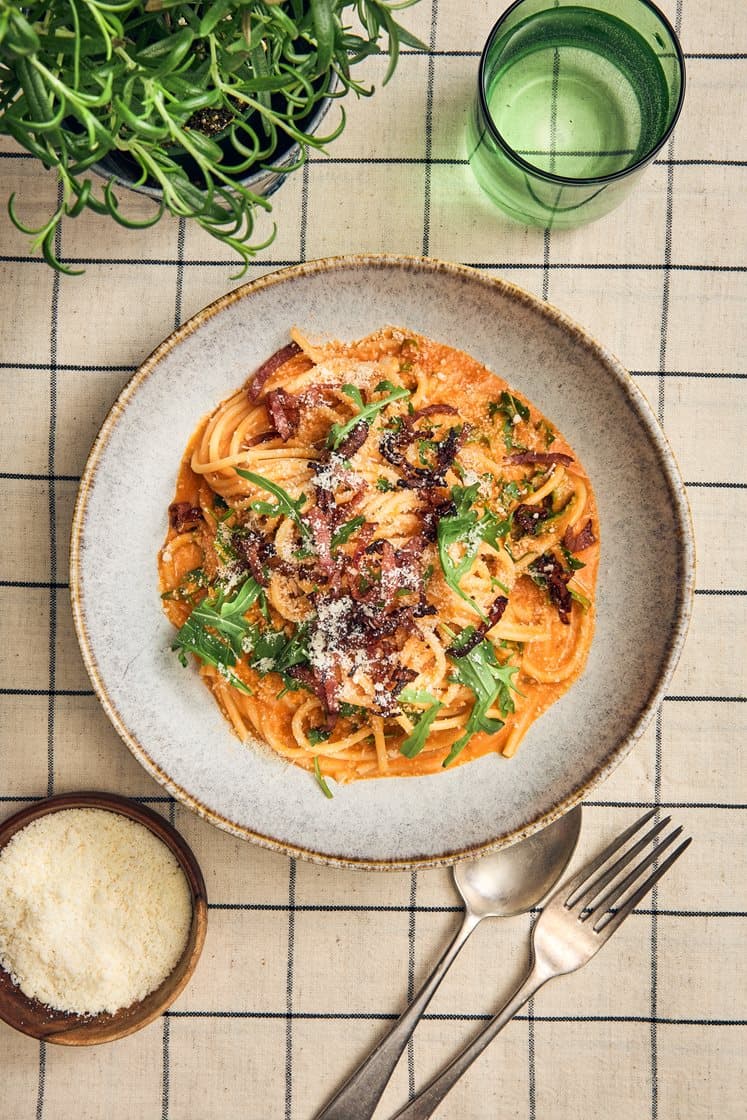 Linguine med gräddig tomatsås, parmesan och kalkonbacon