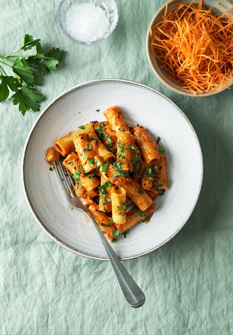 Pasta arrabbiata med chilifräst kyckling och persilja